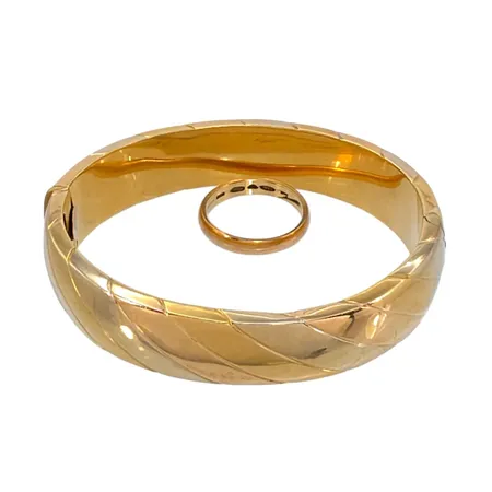 Armring och ring, 18K guld, bucklor, gravyr Vikt: 40,7 g