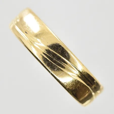 Ring stl:16½ bredd 5 mm, gravyr, 18K. Vikt: 5,4 g