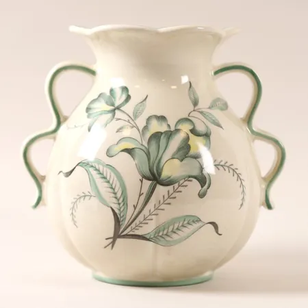 Hänkelvas med blomsterdekor Rörstrand, flintgods, ca. 1934-1938, stämplad CL 3, höjd: ca. 21,5cm, krackelyr. Skickas med postpaket.