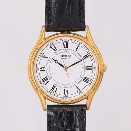 Armbandsur Seiko, quartz (batteribyte krävs), romerska siffror, gulfärgad metall, repor på safirglas, nr:900177, läderarmband, etui.