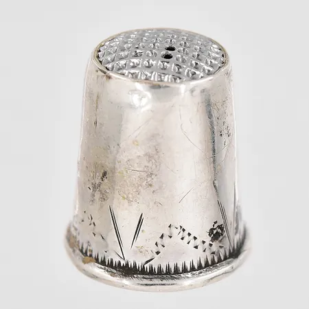 Fingerborg höjd 19,8mm Ø17mm defekt 2 småhål silver 830/1000 Vikt: 2,1 g