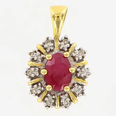 Hänge carmosé med diamanter ca 0,05ct samt rubin 6x4mm, längd 17mm, bredd 10mm, GHA 18K Vikt: 1,9 g