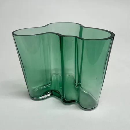 Vas Savoy, Alvar Aalto, Iittala, höjd 9,5cm, bredd 11,5cm, grönt glas Skickas med paket.