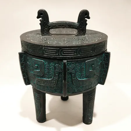 Värmekärl med dekor höjd 24cm, Ø22cm, metall Made in Taiwan Skickas med paket.