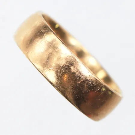 Ring slät med gravyr,Schalins,storlek 17 mm,bredd 5.9 mm,18k. Vikt: 6,4 g Skickas med postpaket.