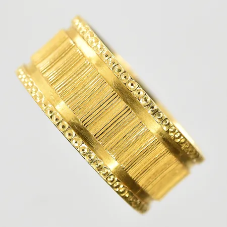 Ring med matterat mönster stl:16½, bredd 8 mm, gravyr, 22K. Vikt: 3,4 g