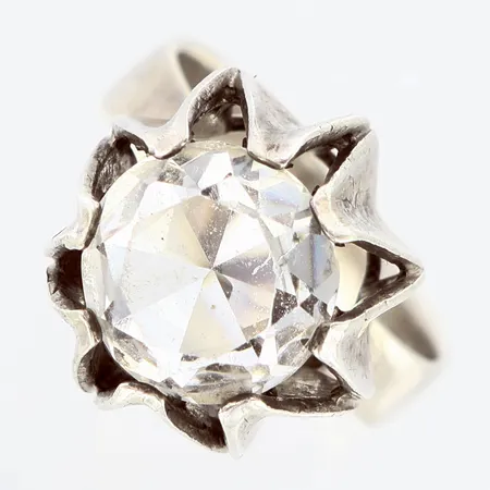 Ring med sten stl:16¾, bredd:5-15mm, höjd:15mm, skev skena,  silver 835/1000 Vikt: 6,5 g