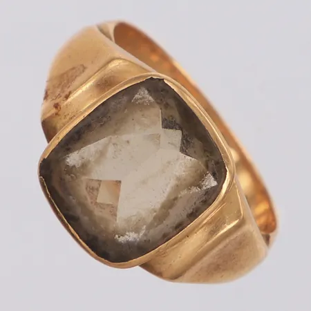 Ring med brun sten stl:20¼, bredd 15mm, repor, 18K Vikt: 8,3 g