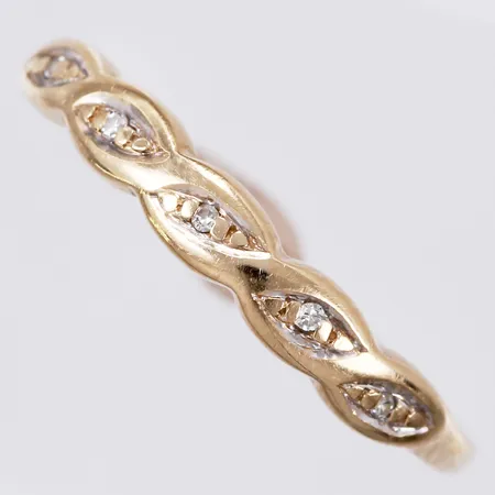 Ring med diamanter 5 x ca 0,005 stl: ca 15¾ bredd: ca 1-2mm GHA 18K  Vikt: 1,1 g