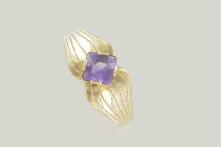 Ring med sten stl 20½ mm bredd 3,2-9,6 mm 18K Vikt: 3,5 g