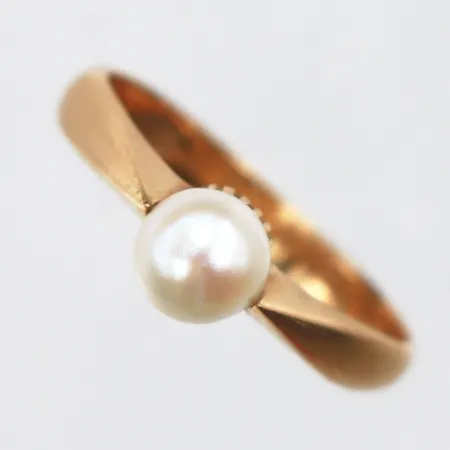 Ring med odlad pärla,storlek 19 mm,bredd 3.1-6.3 mm,18k. Vikt: 4 g