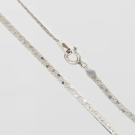 Collier med mönster längd 42cm, bredd 2mm, silver 925/1000 Vikt: 3,8 g