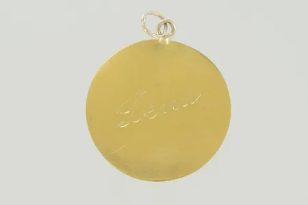 Hänge längd 3 cm graverad 18K Vikt: 4,4 g