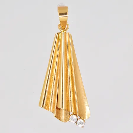 Hänge med vita stenar längd 40mm inklusive ögla, bredd 16,2mm 18K Vikt: 2,1 g