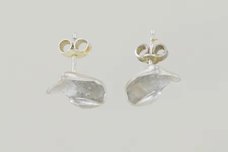 Ett par örhängen bredd 5,8 mm, silver 835/1000 Vikt: 2,4 g