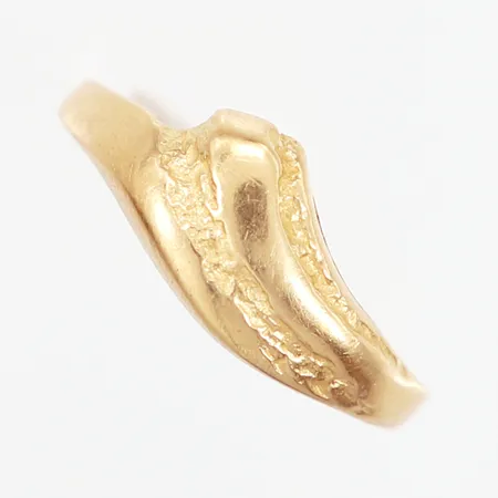 Ring mönstrad stl:15¾ bredd: 1-7mm, något skev skena, 18K Vikt: 1,4 g