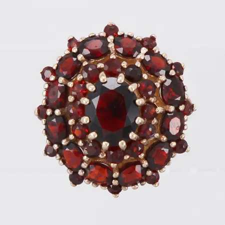 Ring med granater NS stl: ca 16¾ bredd: ca 2-20mm silver 925/1000 Vikt: 7,6 g