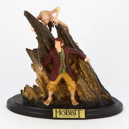 Sagan om ringen The Hobbit, samlarskulptur från Weta Workshop, skulptör Gary Hunt höjd:ca17cm, plattans mått:ca13x20cm  Skickas med paket.