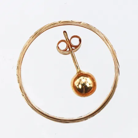 Trasigt och graverat guld,18k. Vikt: 3 g