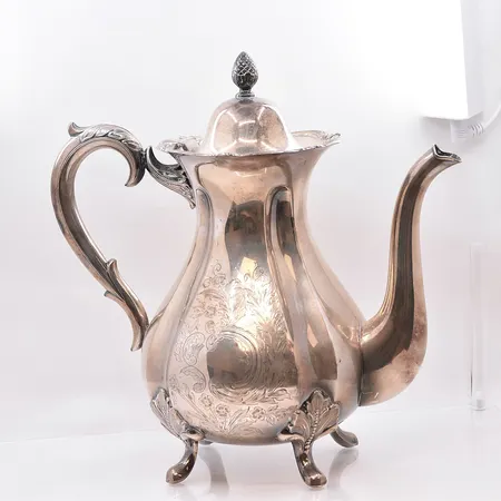 Tekanna höjd 23 cm, silver 830/1000. Vikt: 631,3 g