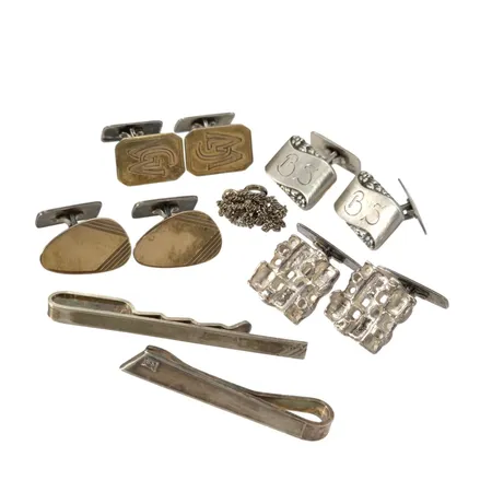 Silversmycken 830-925/1000, merparten slipsnålar & manschettknappar, gravyr förekommer, bruksskick  Vikt: 55,7 g