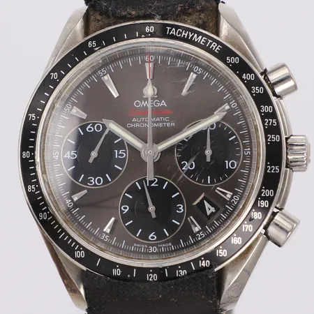 Herrur Omega Speedmaster date, Ø40mm, ref-nr323.30.40.40.06.001, cal 3304, verk-nr 85847174, automatisk, kronograf, stål, repigt glas, kraftigt slitage på band, viklås, inga tillbehör