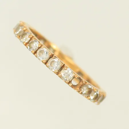 Ring med vita stenar varav en saknas, stl 17 bredd 2,5mm, 21K 2,2g totalt. 