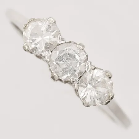 Ring med vita stenar stl:16¾, bredd 1-5mm, Guldvaruaktiebolaget G. Dahlgren & Co Ab, år 1945, vitguld, 18K  Vikt: 2,2 g