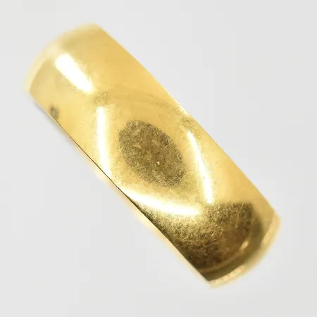 Ring stl:18¾ bredd 7 mm, gravyr, 18K. Vikt: 6,8 g