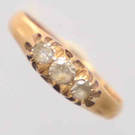 Ring vita stenar stl:17¾, 18k Vikt: 2,6 g