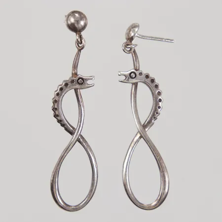 Örhängen ormar längd 53mm, bredd 10-5mm, stift, saknar ena stoppen, 925/1000 Silver  Vikt: 5,4 g