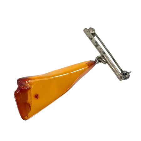 Dräktbrosch silver Bärnsten, längd 50 mm, defekt sten Vikt: 3,9 g