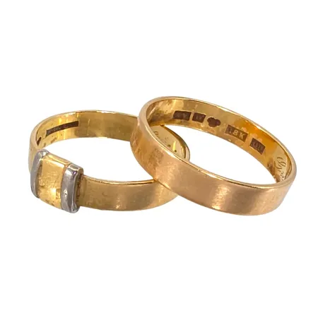 Ringar, två st, 18K guld, slitage och gravyrer Vikt: 9,3 g