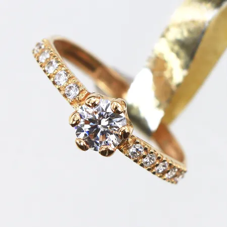 Ring med Kubis Zirkonia,GHA,oanvänd,storlek 16 ¼ mm,bredd 2-6 mm,18k. Vikt: 1 g