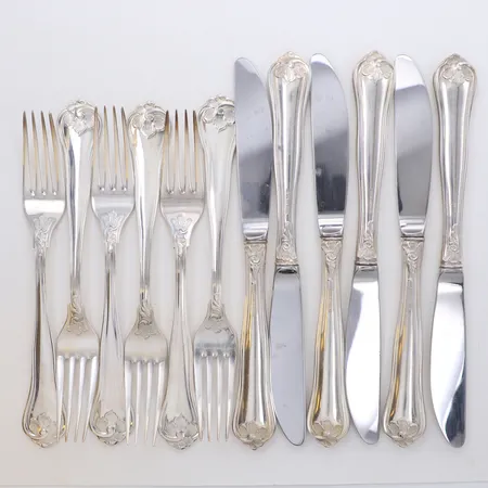 6 Matgafflar längd 18cm, 6 Matknivar med rostfria blad längd 20,5cm, Sachsisk modell, Mema AB, 830/1000 silver. Bruttovikt 644,3g Vikt: 644,3 g