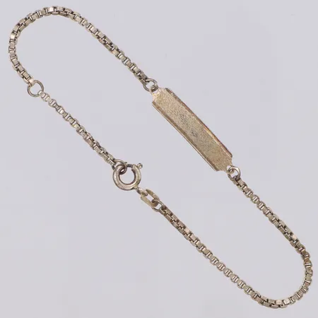 Armband med namnbricka, längd 18cm, bredd 1,7-5,2mm, justerbar, ostämplad, silver 830/1000 Vikt: 3 g