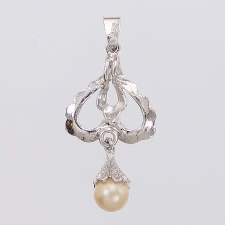 Hänge med odlad pärla längd 40,2mm bredd 18,7mm, silver 800/1000 Vikt: 2,6 g
