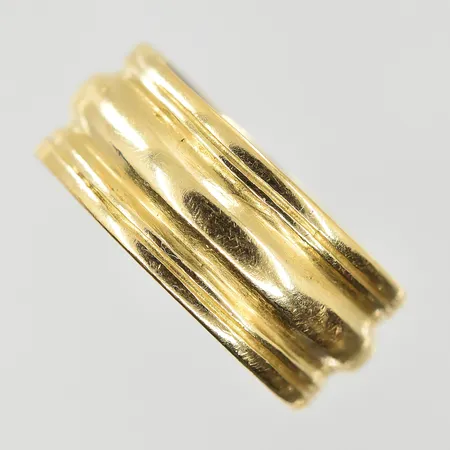 Ring stl:18¼ bredd 9 mm, 18K. Vikt: 8,2 g