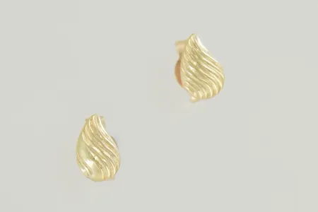 Ett par örhängen bredd 6 mm 18K Vikt: 0,5 g