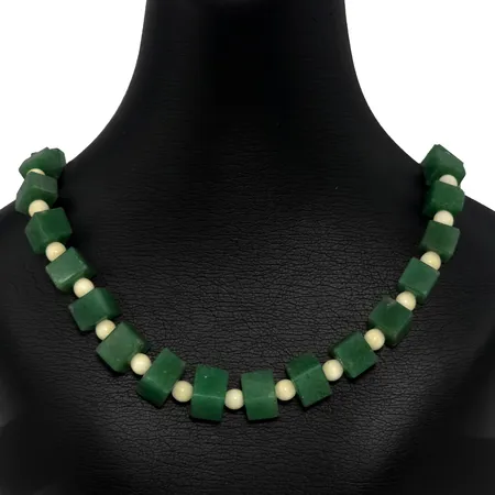 Collier Jade med detaljer och lås i benmaterial, längd 47 cm, svagt doserad modell, kvadratisk dekor i Jade, största mått omkring 10x10 mm, skruvlås