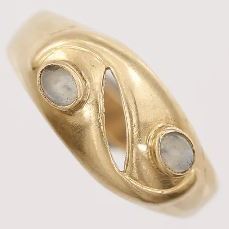 Ring med månstenar stl:17, bredd 2,5-8mm, Hedbergs Guld- & Boetttverkstad år 1960, något skev, 18K  Vikt: 1,8 g