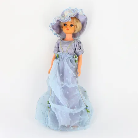 Docka Sindy 1970-tal med blå klänning, hatt med broderade blommor, fläckar, sömsläpp Skickas med paket.