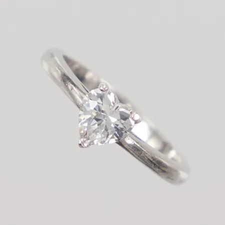 Ring med hjärtformad vit sten stl: 17, bredd 2-7mm, 925/1000 silver  Vikt: 2,5 g