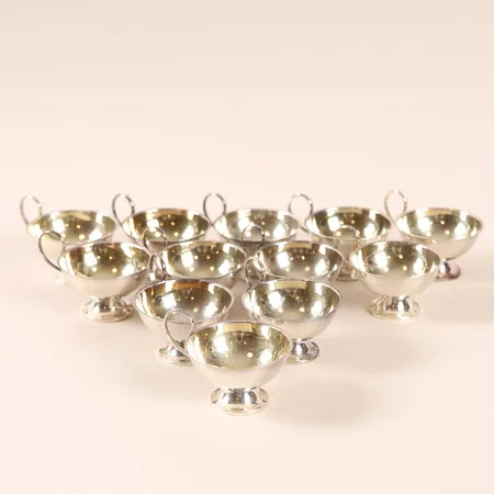 12 Punschkoppar Ceson Guldvaru Ab, höjd 4cm, något bortskavd förgyllning, en skev, silver 830/1000 Vikt: 382,5 g