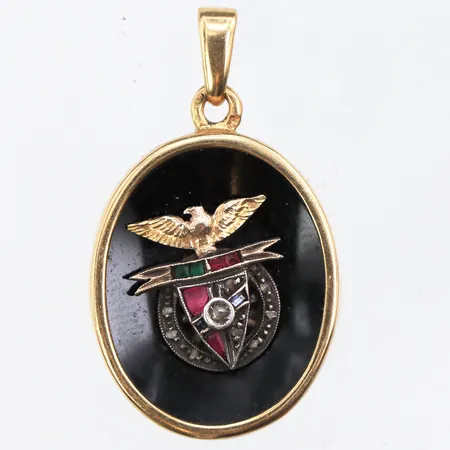 Hänge med svart sten och diamant,troligen fotbollsklubben Benficas klubbemblem,1900 talets första hälft,höjd med ögla 34 mm,18k. Vikt: 6 g