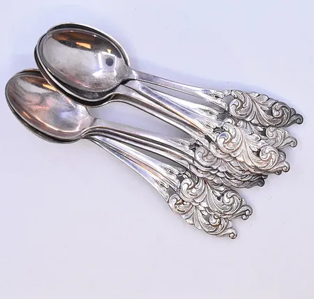 11 skedar längd 11,5 cm, etui silver 830/1000. Vikt: 118 g
