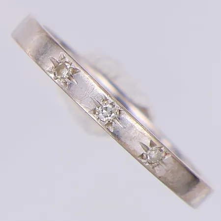 Ring med diamanter 3 x ca 0,005ct stl:16¼, vitguld 18K Vikt: 2 g