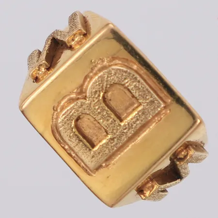 Klackring stl:16½, bredd 4,5mm, bokstäver MBM, 18K Vikt: 12,1 g
