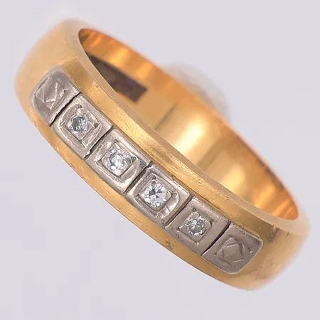 Ring med 4 diamanter ca 0,05ctv enligt gravyr stl:16½, 18K Vikt: 5,6 g