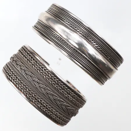 Armringar 2 st,längd ca 6 och 6.5 cm,silver 925/1000. Vikt: 104 g